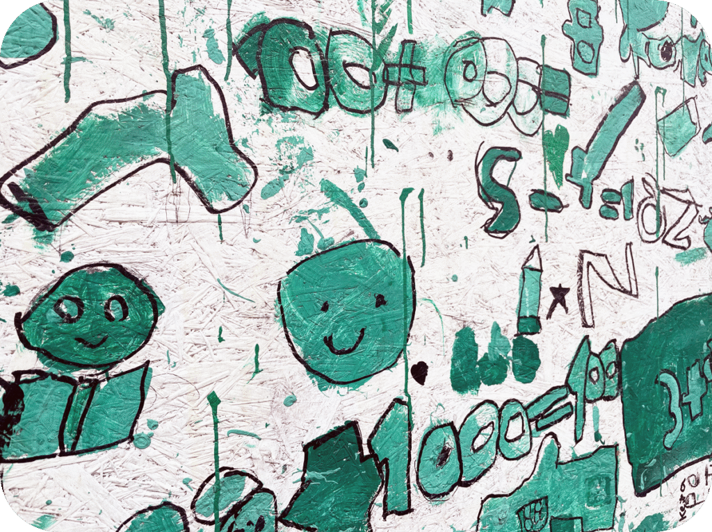 Handgeschriebene Zahlen, Formeln und Figuren sind in grüner und schwarzer Farbe auf einen rohen Bauzaun aus Holz gemalt worden