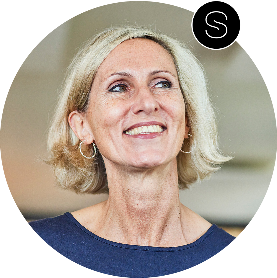 Portrait Stefani Rohrbeck mit ihrem Logo